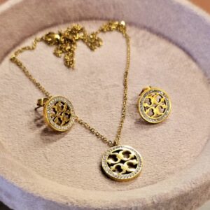 گردنبند،چسپک توری‌برچ