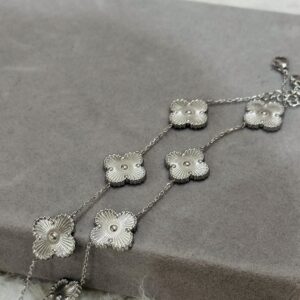 دستبند نقره‌یی ونکلیف